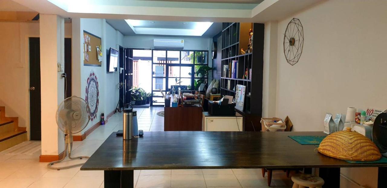 Asok Montri Hostel Bangkok Ngoại thất bức ảnh