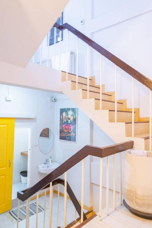 Asok Montri Hostel Bangkok Ngoại thất bức ảnh